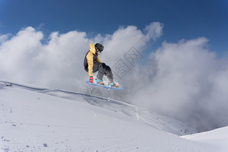 在山上飞行滑雪板极限运动图片