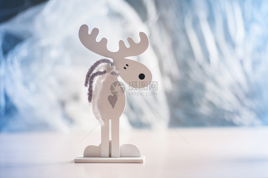 浅色背景上的白色木制驼鹿圣诞节装饰图片