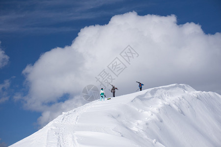 滑雪者上山自由旅图片