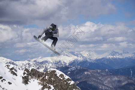 在山上飞行滑雪板极限运动图片