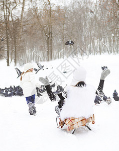 小女孩和她妈在雪地橇上玩图片