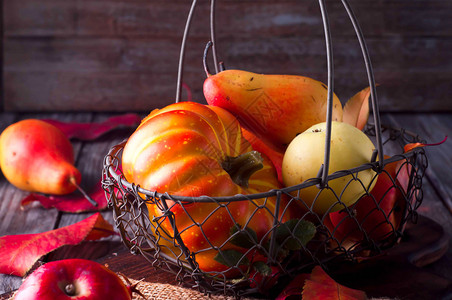 木桌上的秋叶水果和蔬菜苹果梨南瓜图片