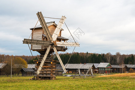 古老的木制风车对图片