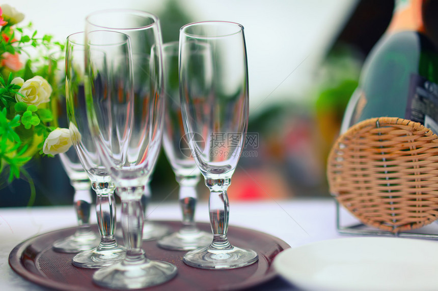 精美的宴会桌设置与花束和眼镜浅景深图片