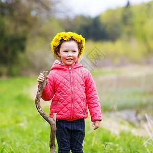 漂亮的小女孩在美丽的夏日风景背下放松孩子穿过森林与大自然中的孩子图片