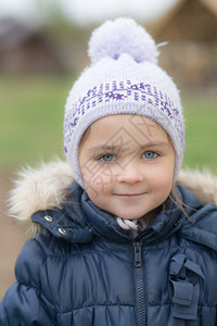 一个蓝眼睛的小女孩的肖像图片
