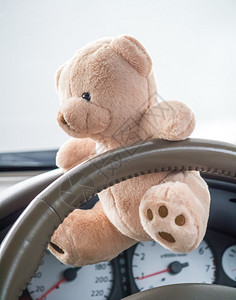 泰迪熊在汽车中与儿童一图片
