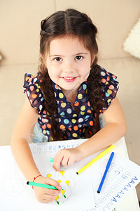 可爱的小女孩做家庭作业特写以家庭图片
