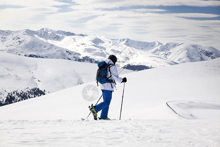 跨国滑雪者背景图片