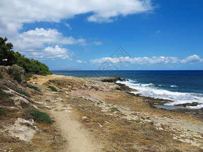 希腊克里特海岸附近海平面和石图片