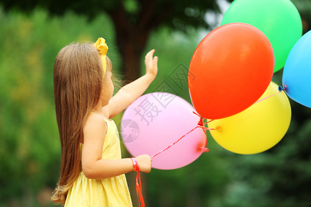外面有气球的小女孩图片