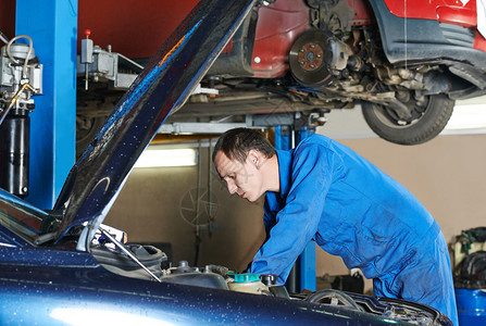 汽车机械修理工在维修服务站车库检图片
