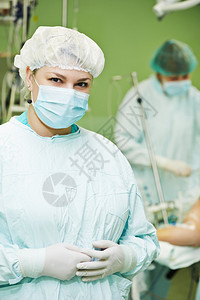 在心脏诊所外科手术期间穿制服的外图片