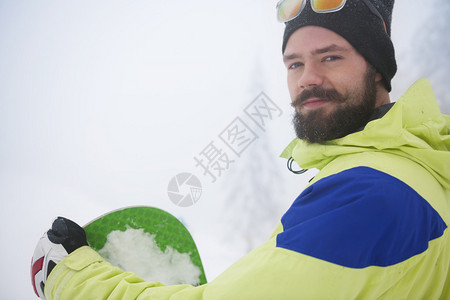 在山上滑雪的人他有很图片