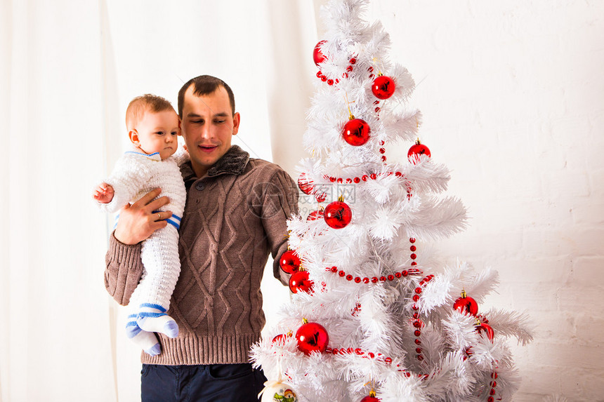 圣诞快乐的家庭父亲和孩子的婴儿男图片