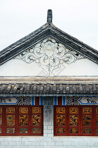 在云南的达利老城当地风格的白衣建图片