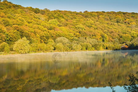 美丽的秋天森林和山湖水面的雾是典图片