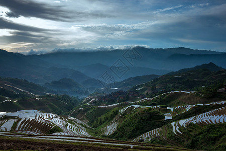 日出在广西省瑶族少数民族村的山谷和丘陵上背景图片