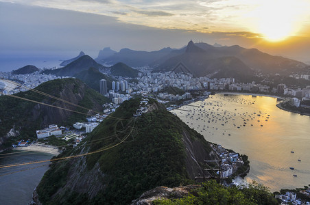 巴西甘蔗湖山日落时对里约热内卢的全图片