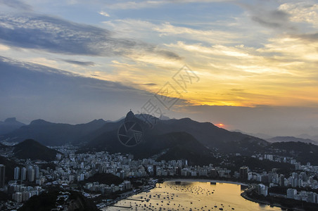 巴西甘蔗湖山日落时对里约热内卢的全图片