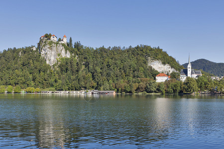 中世纪城堡和圣马丁斯教区堂俯视着斯洛文尼亚的布莱德湖图片