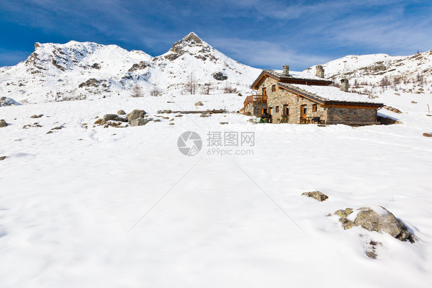 一个漂亮的山间小屋在一个晴朗的冬日在雪山景观上左下角的大白色复制空间Champorcher图片