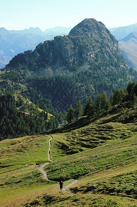 特雷克沿着一条山道行走在意大利阿尔卑斯山脉西图片