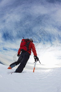 登山者到达一座雪山的顶部垂直框架图片