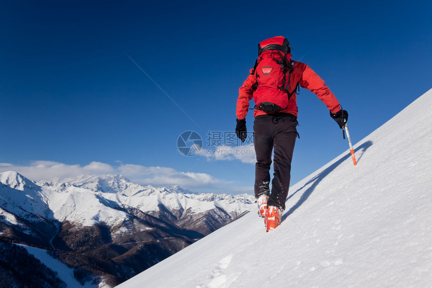 男登山者身着红衣图片