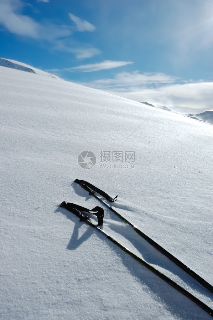 雪中的两根滑雪杖垂直方向图片