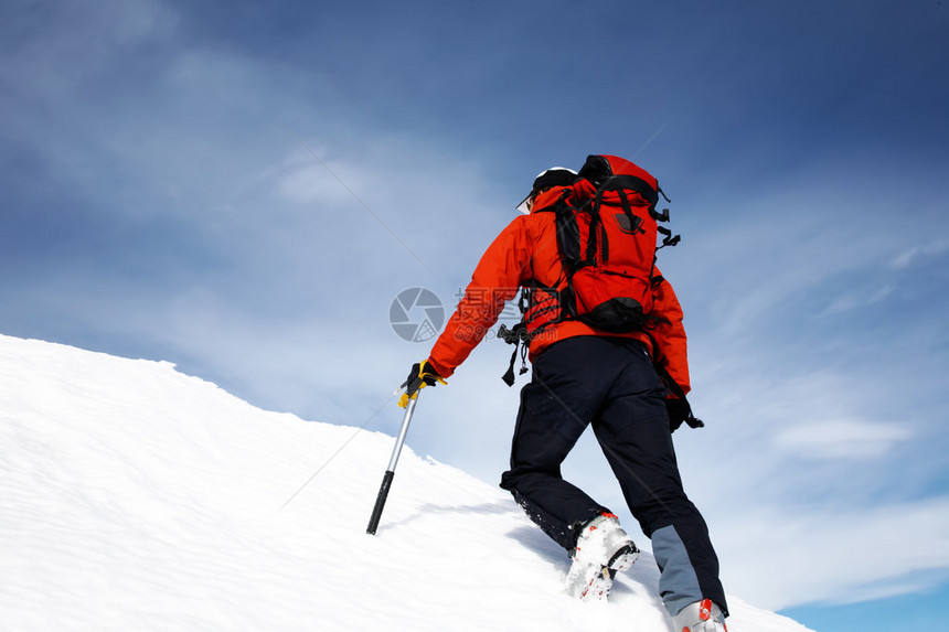 攀爬在雪山脊上水平边框意大图片