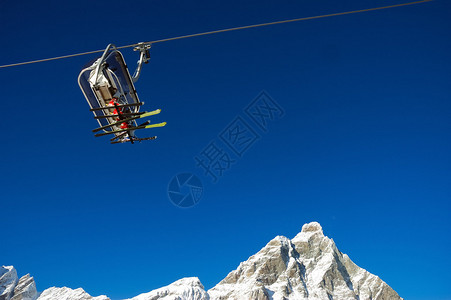 背光下有人搭起椅子高山冬季滑雪区图片