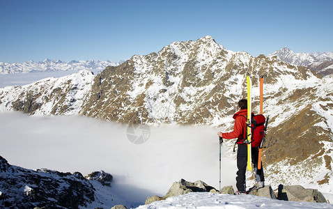 男在攀登顶峰的滑雪树上水平边框意大图片