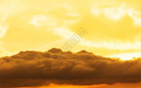 在此期间美丽的金黄色日落风雨在暴风雨图片
