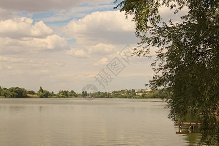 湖边的夏日图片