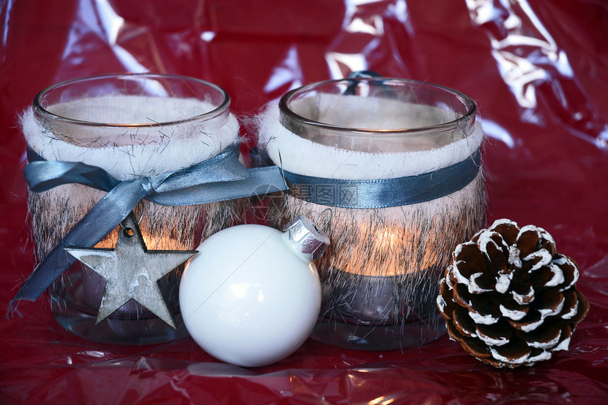 配有装饰木制驯鹿松果圣诞舞会和滑翔伞的茶烛图片