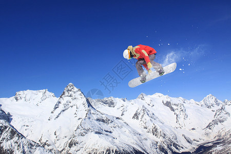 在山上飞行滑雪板极限图片