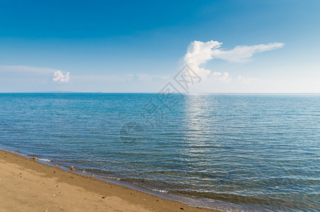 热带风景与海云和沙图片