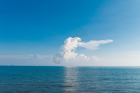 与海和云彩的热带场面图片