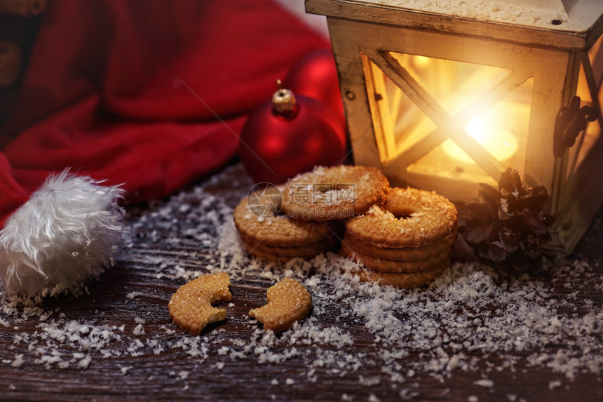 圣诞饼干和圣诞夜的烧灯图片