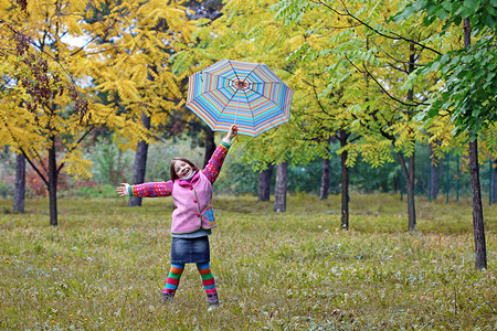 公园秋季的快乐小女孩图片