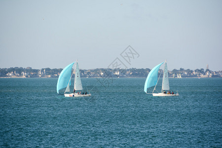 航行在大西洋的青色风帆的小船背景图片