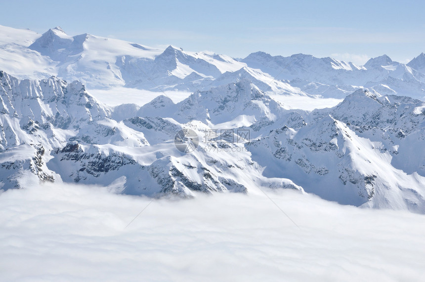 冬季阿尔卑斯山峰高图片