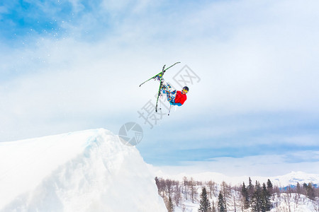 自由式滑雪手在天空中高飞跳回翻跳背景里有图片