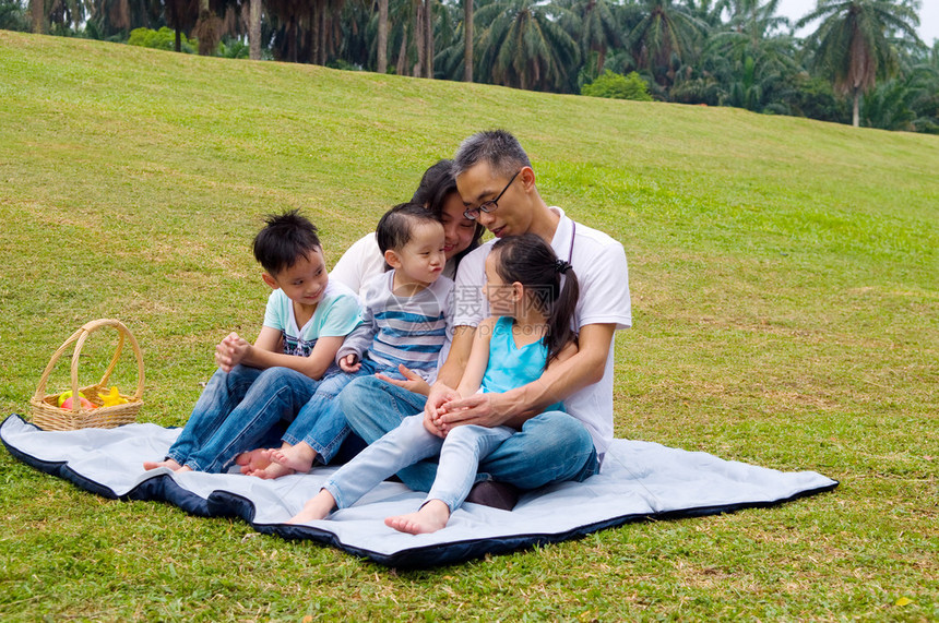 亚洲家庭在户外玩得开心图片