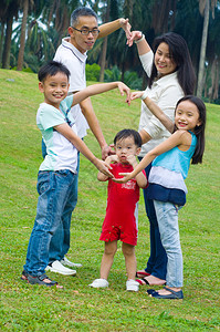 亚洲家庭的户外肖像图片
