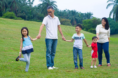 享受户外乐趣的亚洲家庭图片