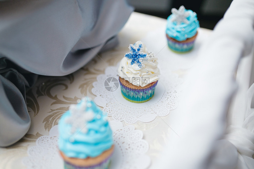 与鸟的可口蓝色婚礼蛋糕图片