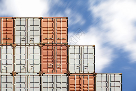在码头运输的五颜六色的集装箱堆图片