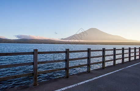 Yamanashi省Yamanakako湖富士山图片